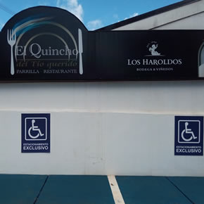 Estacionamiento Exclusivo y Rampas para personas en Silla de Ruedas.